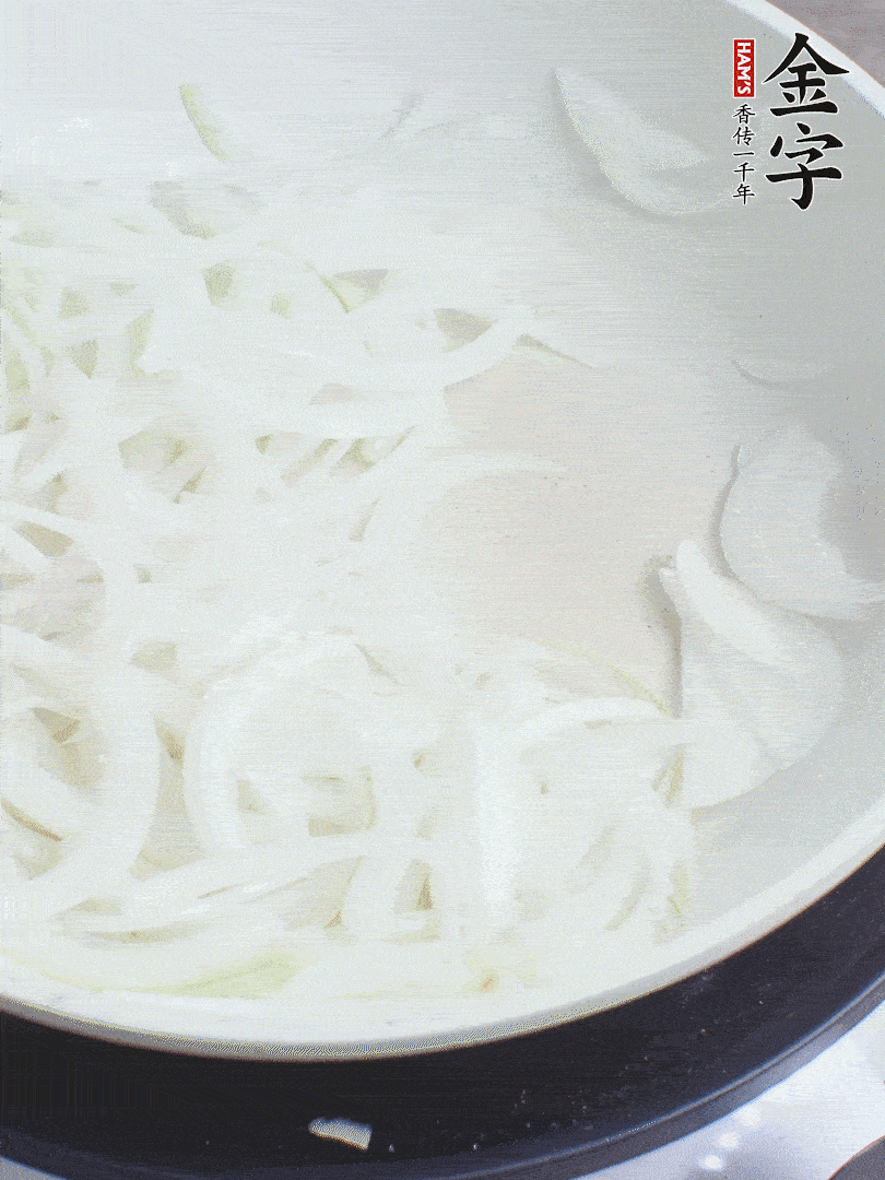 油熱下洋蔥絲、紅椒炒出香味。