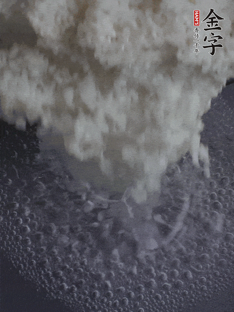 浸泡好的大米，沸水下鍋煮5分鐘，撈出瀝干。