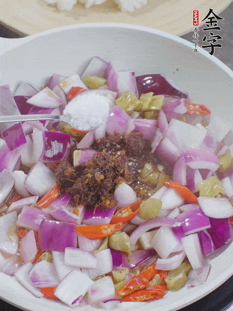 加1大勺金字火腿大師醬、2勺生抽、1勺糖，翻炒。