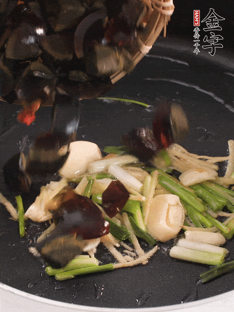 熱油爆香蔥姜，放入皮蛋翻炒至氣泡。