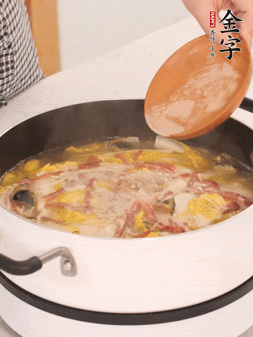 加適量的白胡椒調(diào)味。