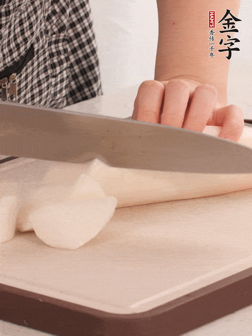 蘿卜切塊，火腿切片。