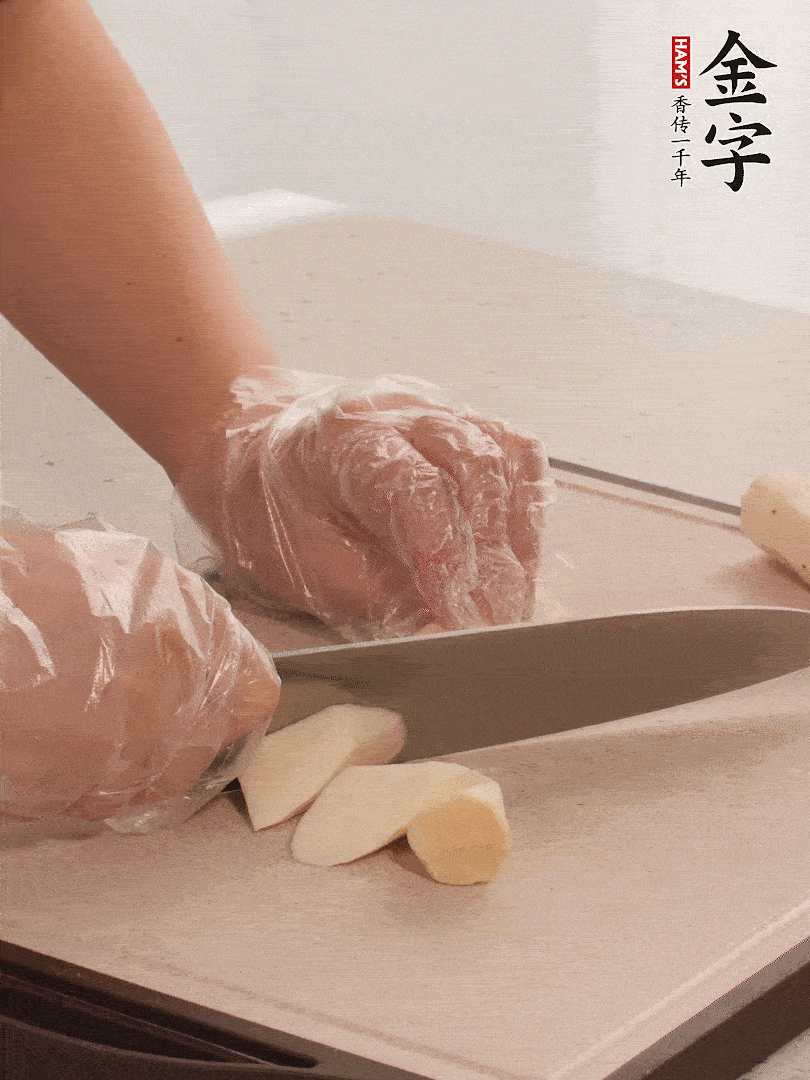 鐵棍山藥洗凈削皮，切斜刀塊。