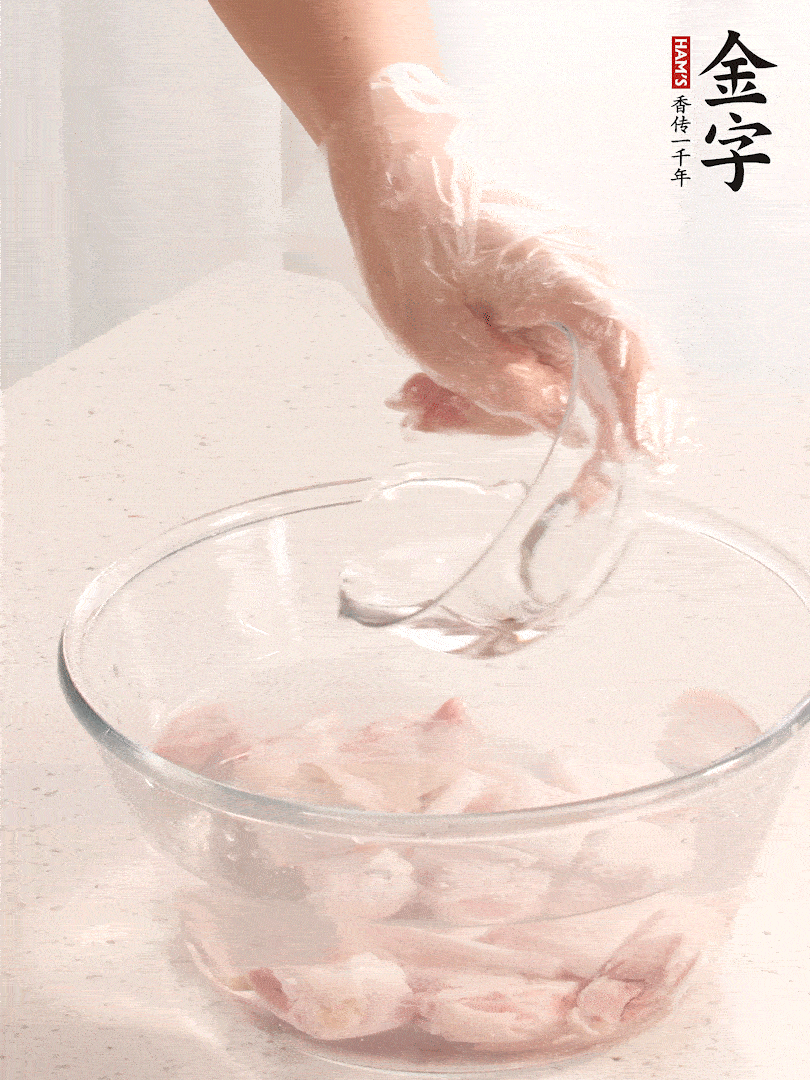 豬蹄除去雜毛、刮去油膩，斬成大塊，冷水浸泡半小時出血水，冷水下鍋，放入姜片、醋去腥，水燒開大約2分鐘，撈出。（白醋能夠讓豬蹄更白凈）