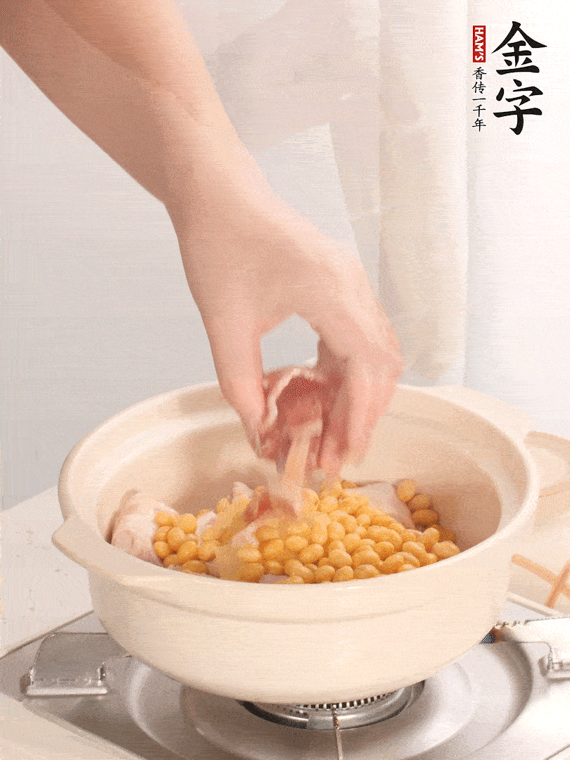 湯鍋放入豬蹄、姜片，加入黃豆、火腿，倒入足量的清水、適量料酒。