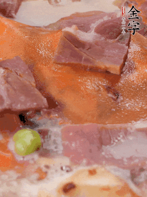 放適量料酒、清水煮到沸騰，再下蟹塊燜煮8分鐘。