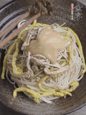 生抽1勺、醋1勺、芝麻醬1勺、金字火腿大師醬1勺。