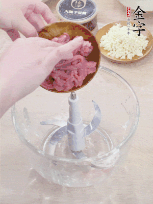 江南野筍干浸泡至軟；豬五花肉切薄片；腐皮改刀切成長方形。