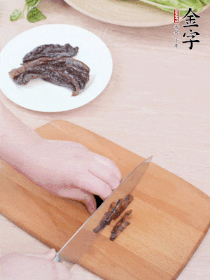 金字醬油肉下鍋煮10分鐘，切薄片。