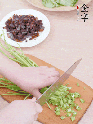 空心菜摘掉葉子，菜梗切成丁。