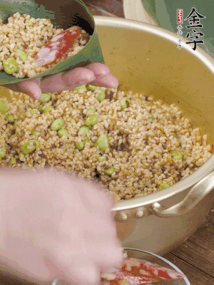 兩片粽葉1/2處葉尾相疊，中間卷成圓錐后裝入餡料。