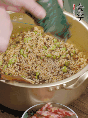 再附一張粽子，一齊向后折疊，線繩捆綁。