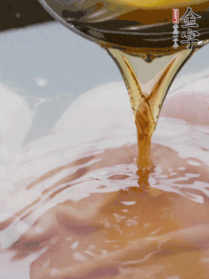 洗凈后冷水下鍋，加黃酒焯水。