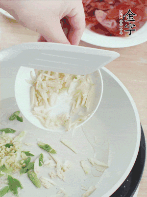 油4成熱，下蔥姜蒜、干辣椒、花椒煸出香味。