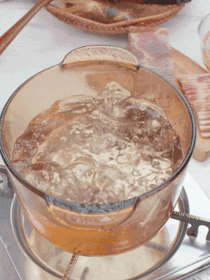 春筍切片焯水3分鐘，去除草酸澀味。