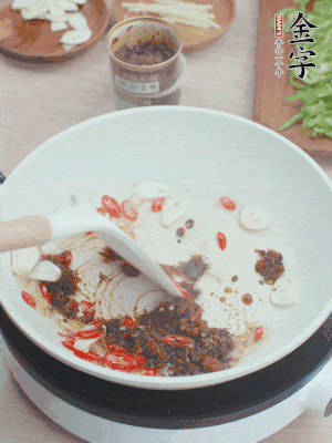 熱鍋涼油，姜蒜、辣椒、金字火腿xo醬炒香。