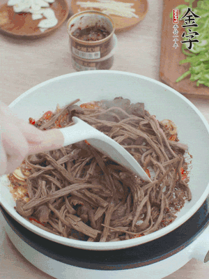 下茶樹(shù)菇煸炒4分鐘。