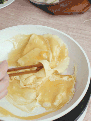 油6成熱時，下雞蛋液，邊緣凝固時翻拌成塊狀。