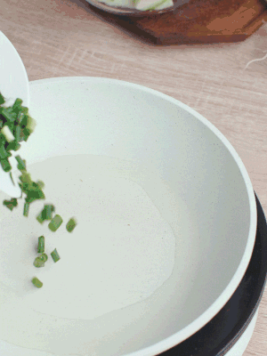 熱油下臘肉、蔥花煸炒，再下西葫蘆。