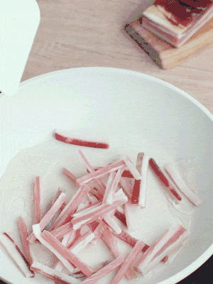 熱鍋涼油，下咸肉絲煸至出油。