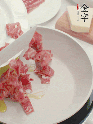 橄欖油煸香金字培根火腿。依次下豌豆、蝴蝶面、洋蔥。