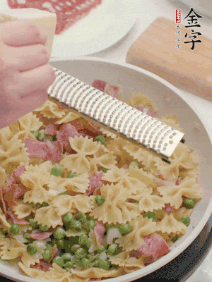 收汁后加入帕爾瑪芝士、歐芹碎和檸檬汁。