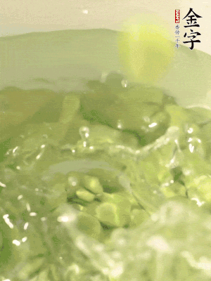 新鮮蠶豆熱水焯水30秒，然后浸入涼水。