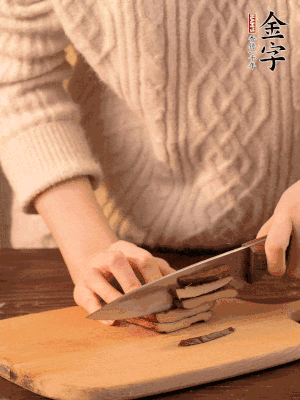 金字淡咸肉、香干分別切丁。