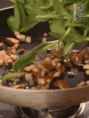 再放香干煸炒，最后放馬蘭頭翻炒至變軟。