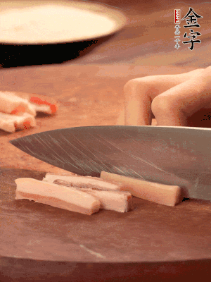 金字淡咸肉切丁。