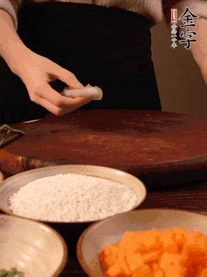 胡蘿卜去皮切丁。蝦仁切小塊。糯米提前浸泡半天。