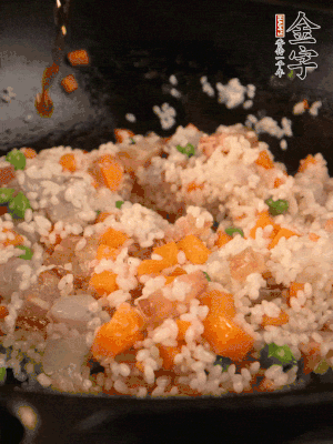 加入糯米翻炒均勻。最后加入蝦仁，用1勺料酒、1勺生抽、1/2勺鹽調(diào)味。