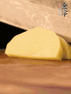 土豆去皮切丁。水開后，放入鍋中煮2-3分鐘，撈出瀝干水分。