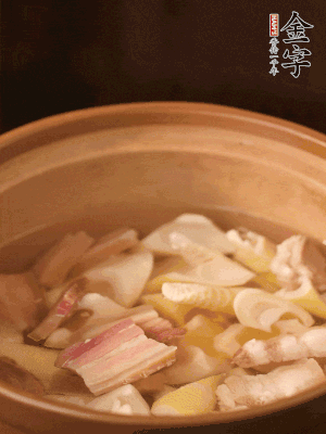 春筍、咸肉、咸肉一起入砂鍋，加姜片、料酒、清水大火煮沸到湯色變白。轉(zhuǎn)小火慢篤半小時(shí)。