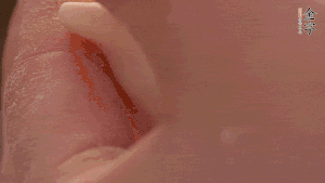 取一小團(tuán)面，用掌心搓成小球狀，從小球中心捏窩，放入餡料，封口后，留出小尾巴。