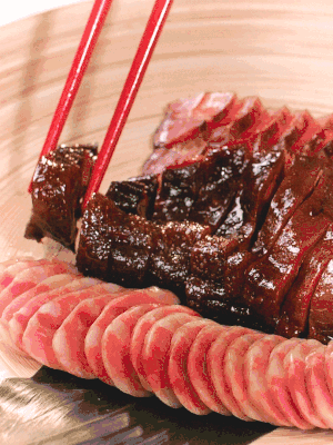 香腸、醬肉適合切片、醬鴨適合切塊。