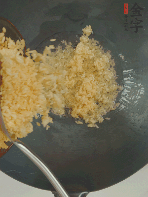 熱油下鍋，邊按壓邊翻炒均勻。