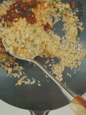 翻炒熟后，加金字火腿XO醬。