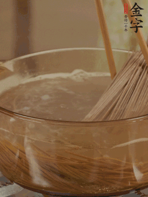 水開后下蕎麥面，煮2分鐘后過(guò)涼水備用。