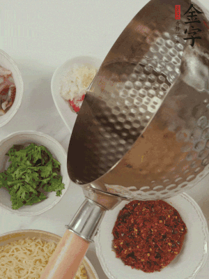 蒜末、小米辣、芝麻淋上熱油。