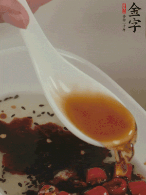 再加2勺生抽、1勺香醋攪拌。