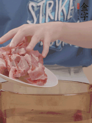 排骨剁小塊，加姜片、料酒沸水下鍋焯水。