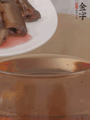 處理干凈的黃鱔段，加姜片、料酒沸水下鍋焯水。撈出用涼水沖洗干凈。