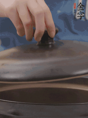 大火煮開(kāi)后轉(zhuǎn)小火，燉煮20分鐘左右。