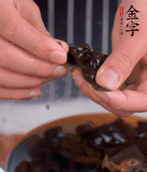 木耳冷水泡發(fā)，處理成小塊。（如果是小木耳就不用切了）