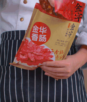 香腸切成斜片，小米辣切成斜片。