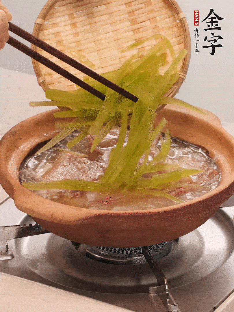 倒入熱水煮開(kāi)后，轉(zhuǎn)小火燉煮10分鐘，呈奶白色湯底。