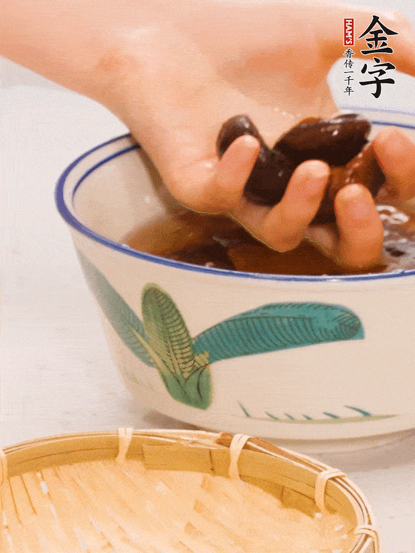 干香菇提前泡發(fā)切片，泡香菇水留著備用。