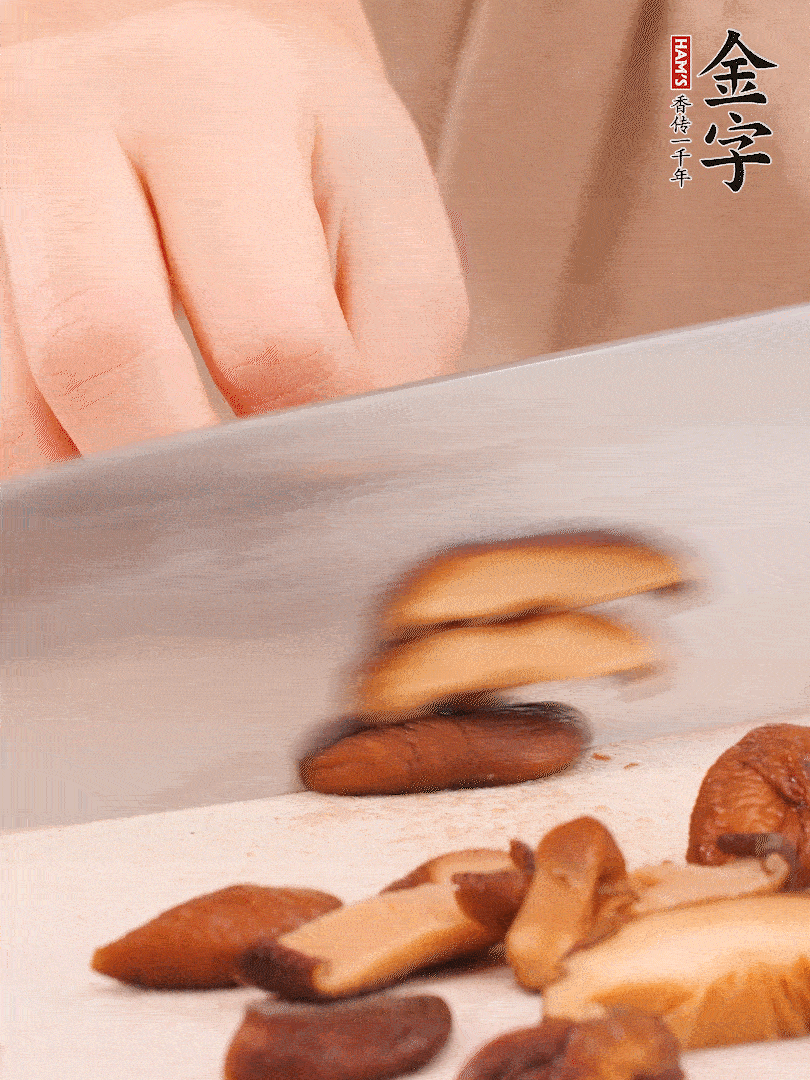 干香菇泡發(fā)，切成小塊。