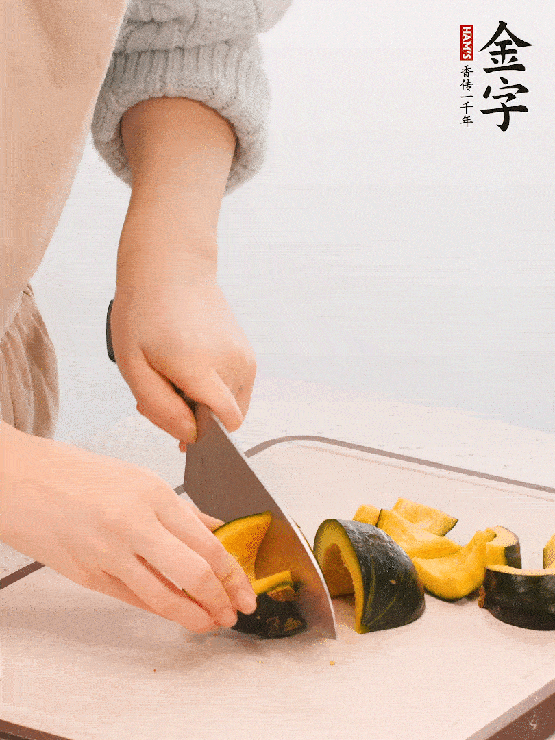 貝貝南瓜切小塊，生姜切成姜絲。